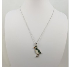 Kiara 주얼리 퍼핀 펜던트 목걸이 18인치 트레이스 체인에 천연 그린과 마더 오브 펄 파우아 전복 껍질이 상감되어 있습니다. 변색되지 않는 실버 컬러 로듐 도금.