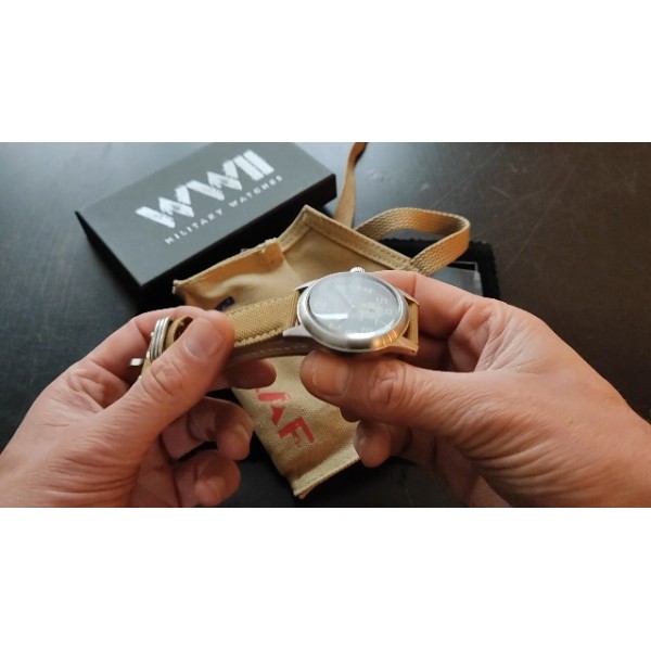 WTI 제2차 세계대전 군용 시계 - USAF 봄바디어 스위스 기계, 강철 케이스, 고광도 바늘 및 가죽 스트랩 10 ATM - 한정판 번호 500개