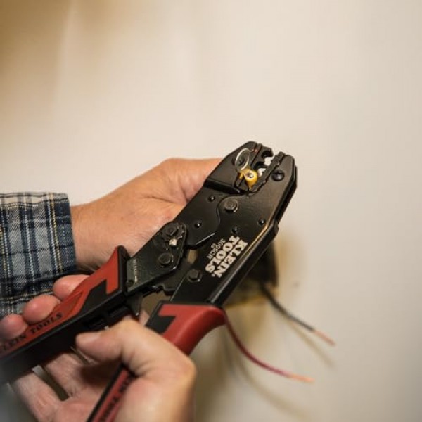 Klein Tools 80013 자동 와이어 스트리퍼 및 래칫팅 절연 단자 크림퍼가 포함된 배선 도구 키트, 뛰어난 전기 도구 키트, 2피스