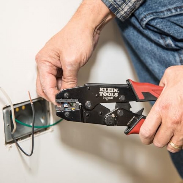 Klein Tools 80013 자동 와이어 스트리퍼 및 래칫팅 절연 단자 크림퍼가 포함된 배선 도구 키트, 뛰어난 전기 도구 키트, 2피스