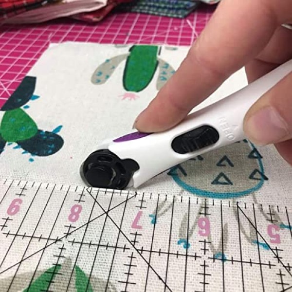 Quilted Bear 로터리 커터 - 날카로운 커팅 블레이드와 손쉬운 블레이드 교체 시스템을 갖춘 인체공학적 소프트 그립 원단용 로터리 커터(18mm 로터리 커터)