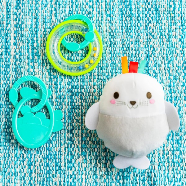 Bright Starts Tummy Time 소품 및 놀이 아기 활동 매트 지원 베개 및 태그 포함 - 북극곰 36 x 32.5인치, 연령 신생아+