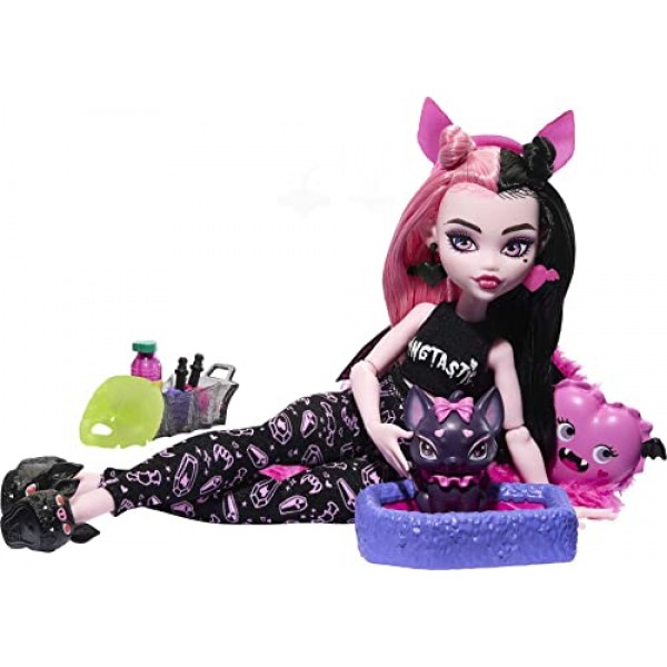 Monster High Doll, Draculaura Creepover Party Set with Pet Bat Count Fabulous, 잠옷 의류 및 액세서리, 색상 및 장식은 다를 수 있습니다.