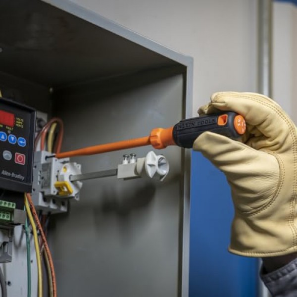 Klein Tools 6826INS 절연 드라이버, 6인치 섕크가 있는 1000V 1/4인치 캐비닛 팁 드라이버, 팁 식별자, 쿠션 그립 핸들