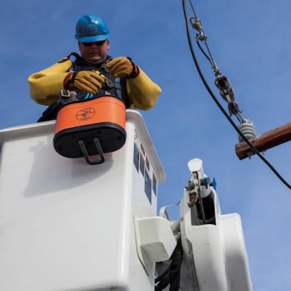 Klein Tools 5144BHB 킥스탠드가 있는 타원형 하드바디 버킷 도구 정리함, 후크 구멍, 비전도성 플라스틱, 폴리프로필렌 바닥, 14포켓