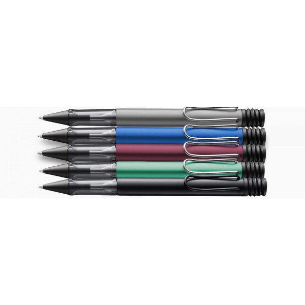 LAMY AL-Star 경량 볼펜은 인체공학적 핸들과 자체 탄성 금속 클립이 있는 견고한 알루미늄으로 제작되었으며 LAMY 대용량 리필 M 16 M 화이트-실버 포함