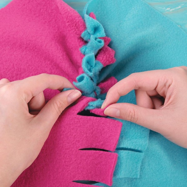 Make It Real – Knot & Bling 머메이드 테일 블랭킷. 교육용 DIY 예술 및 공예 키트는 아이들이 매듭이 있는 양털 & 스팽글 인어 꼬리 웨어러블 담요를 만드는 방법을 안내합