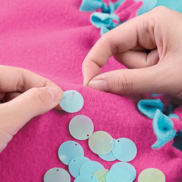 Make It Real – Knot & Bling 머메이드 테일 블랭킷. 교육용 DIY 예술 및 공예 키트는 아이들이 매듭이 있는 양털 & 스팽글 인어 꼬리 웨어러블 담요를 만드는 방법을 안내합