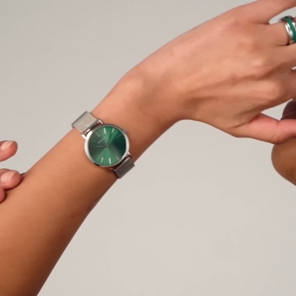 BERING 여성용 쿼츠 무브먼트 - 스테인레스 스틸 및 사파이어 유리가 포함된 클래식 컬렉션 14134-XXX 손목시계 - 방수: 3 ATM