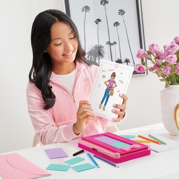 Make It Real Juicy Couture 패션 익스체인지 - 아동용 패션 디자인 키트 - 스크래치 플레이트, 스티커, 색연필 등이 포함된 아트 세트 - 소녀들을 위한 선물
