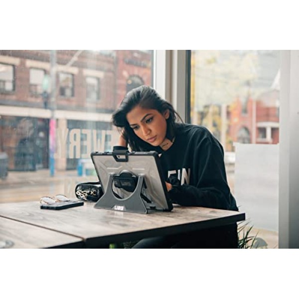 URBAN ARMOR GEAR UAG Microsoft Surface Pro 8 케이스 플라즈마(핸드 스트랩 및 어깨 스트랩 포함)용으로 설계 깃털처럼 가벼운 반투명 견고한 군용 낙하 테스트를 거친 보호 커버