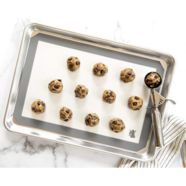 Nordic Ware 천연 알루미늄 상업용 베이커용 하프 시트, 2팩, 실버 및 디럭스 실리콘 논스틱 매트, 16 x 11인치, 스톰 그레이