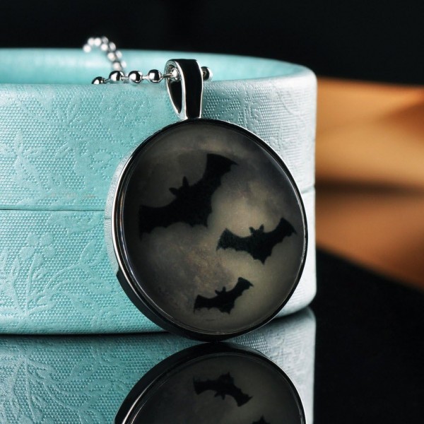 Yumilok Glow in Dark Round Luminous Pendant Alloy 수지 로켓 목걸이 for Women/Men/Children, Fluorescent Blue Bat
