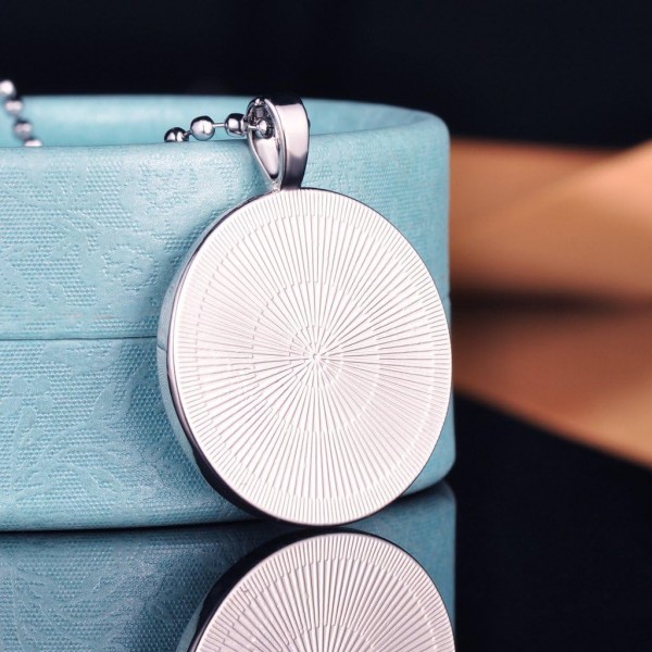 Yumilok Glow in Dark Round Luminous Pendant Alloy 수지 로켓 목걸이 for Women/Men/Children, Fluorescent Blue Bat