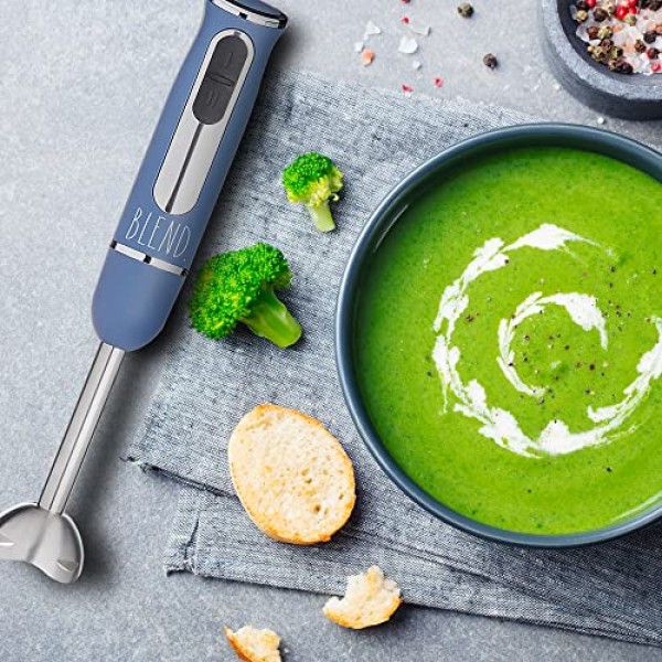 Rae Dunn 이머전 핸드 블렌더 - 달걀 거품기 및 우유 거품기 부착 장치가 포함된 핸드헬드 이머전 블렌더, 2단 블렌더, 500와트, 스테인레스 스틸 블레이드(네이비)