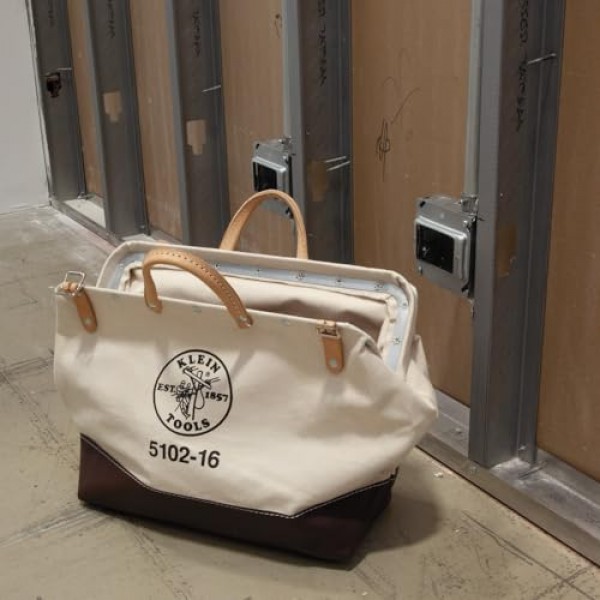Klein Tools 5102-16 튼튼한 천연 캔버스 도구 가방, 도구 토트, 넓은 경첩 입구와 가죽 손잡이가 있는 다용도 가방, 16인치